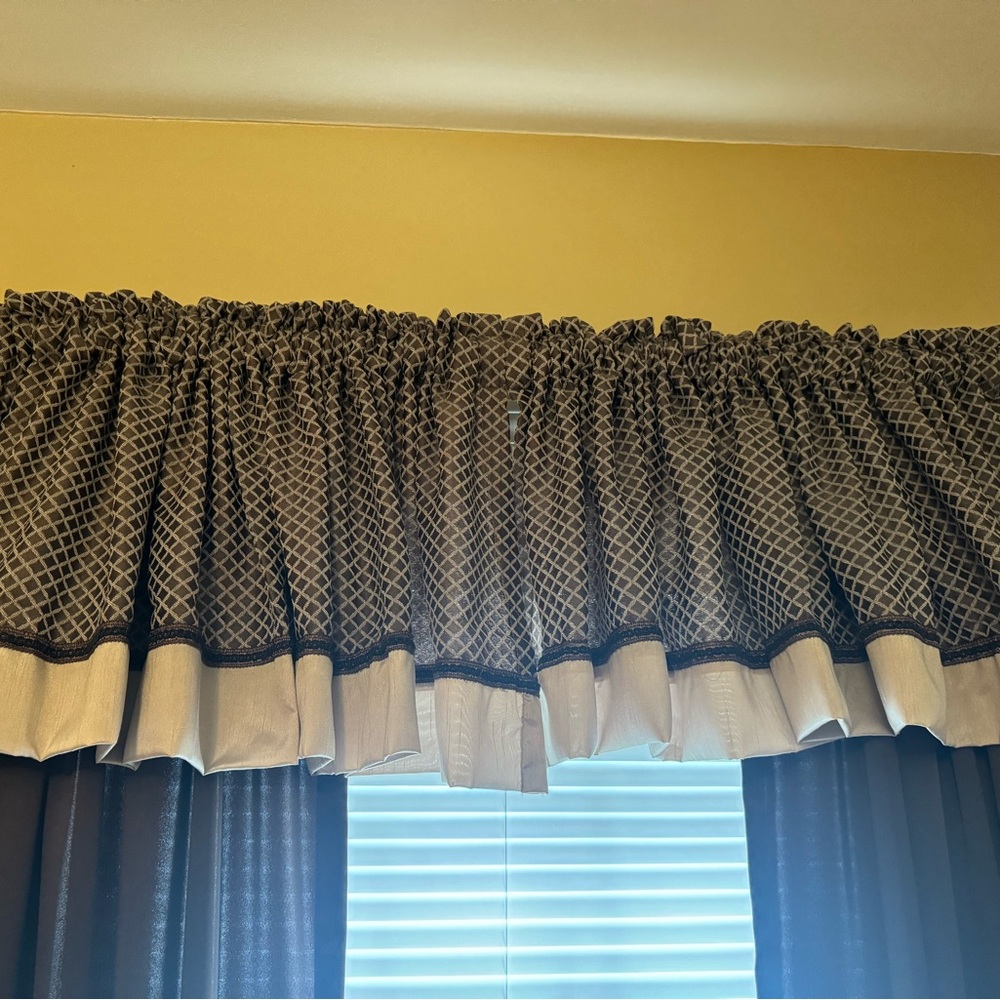 6 JCPenney Home Collection Brown Diamond Valances